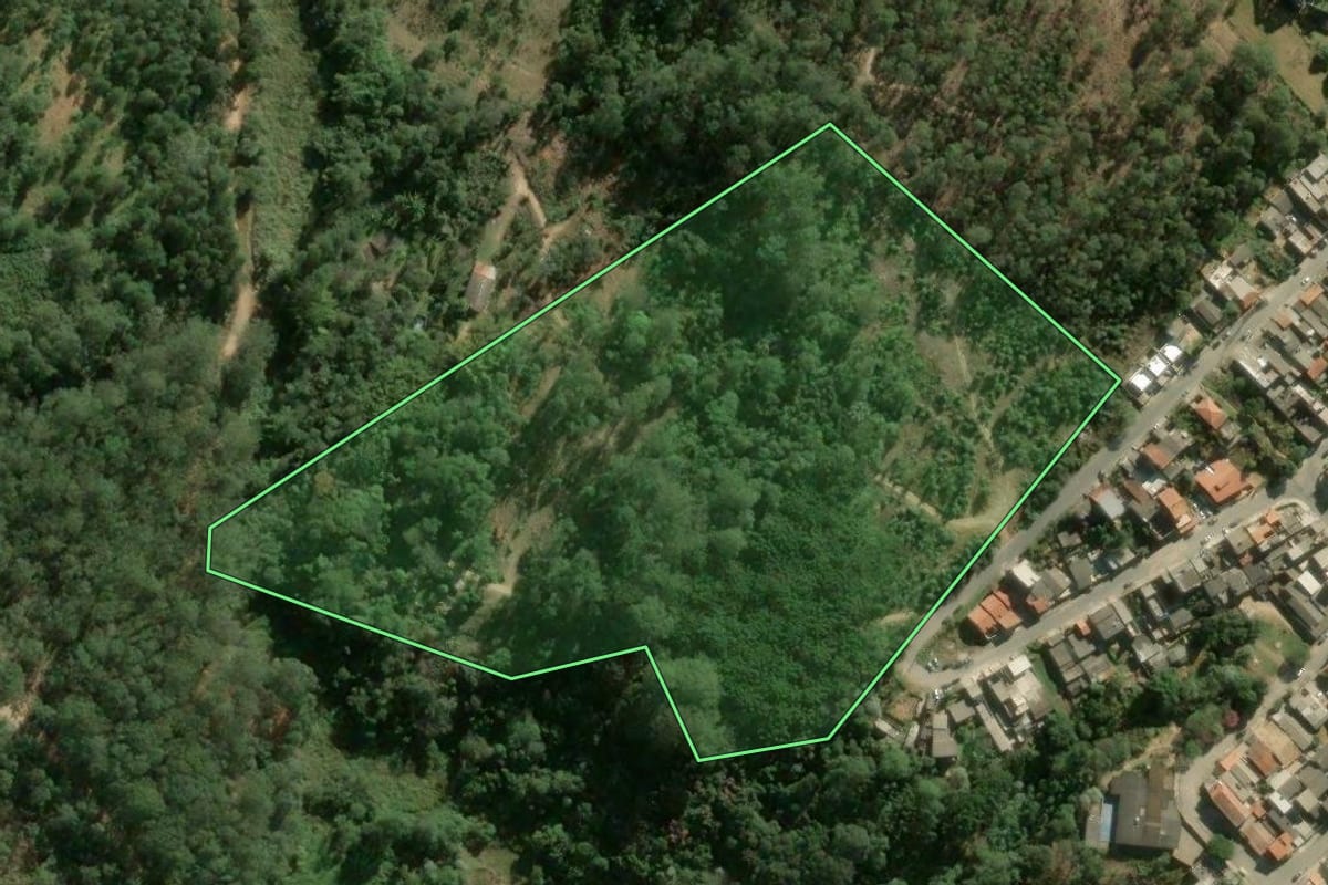 Imagem de satélite do imóvel rural em Mairinque (SP), com o contorno declarado no CAR desenhado por cima.