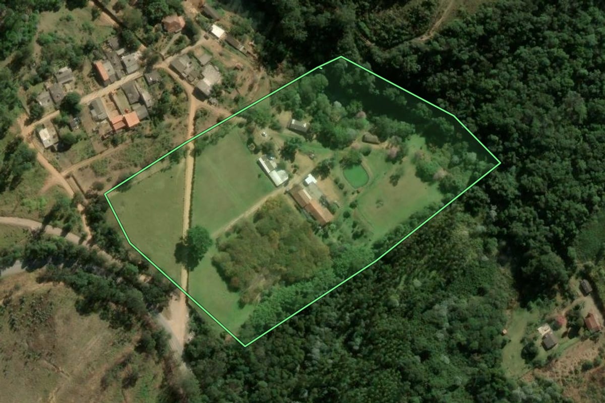 Imagem de satélite do imóvel rural em Mairinque (SP), com o contorno declarado no CAR desenhado por cima.