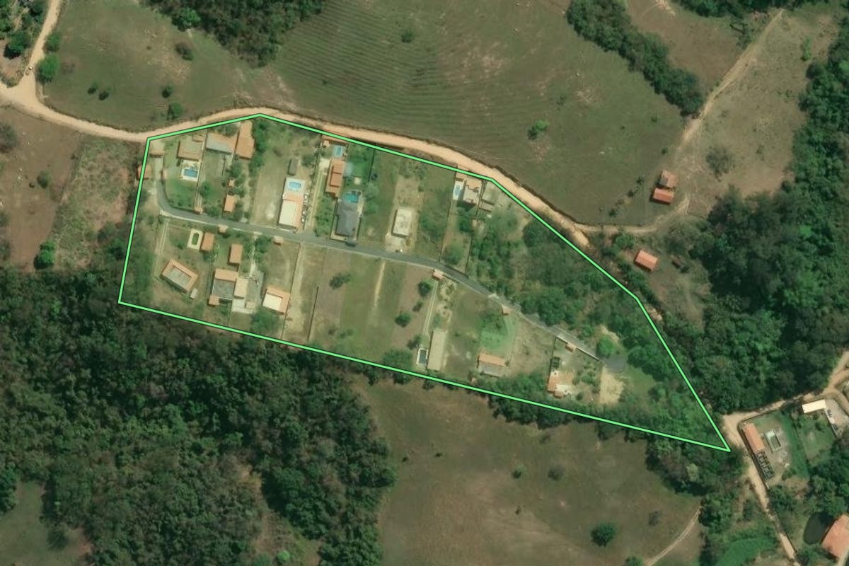 Imagem de satélite do imóvel rural em Mairinque (SP), com o contorno declarado no CAR desenhado por cima.