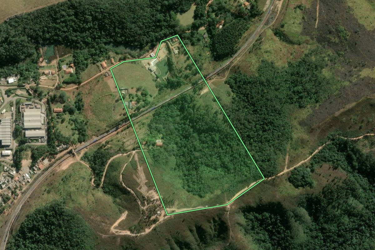 Imagem de satélite do imóvel rural em Mairinque (SP), com o contorno declarado no CAR desenhado por cima.
