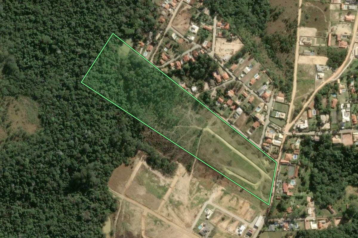 Imagem de satélite do imóvel rural em Mairinque (SP), com o contorno declarado no CAR desenhado por cima.