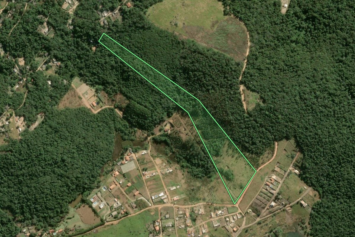 Imagem de satélite do imóvel rural em Mairinque (SP), com o contorno declarado no CAR desenhado por cima.