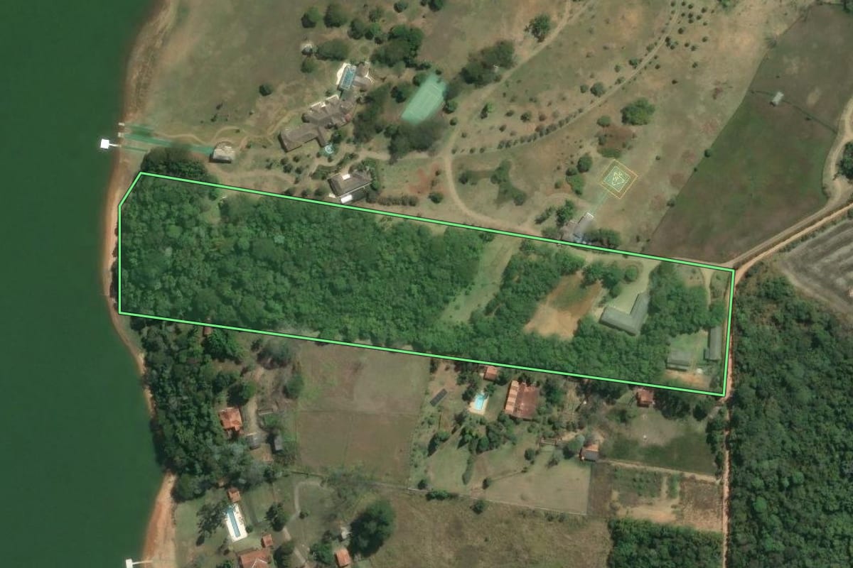 Imagem de satélite do imóvel rural em Mairinque (SP), com o contorno declarado no CAR desenhado por cima.