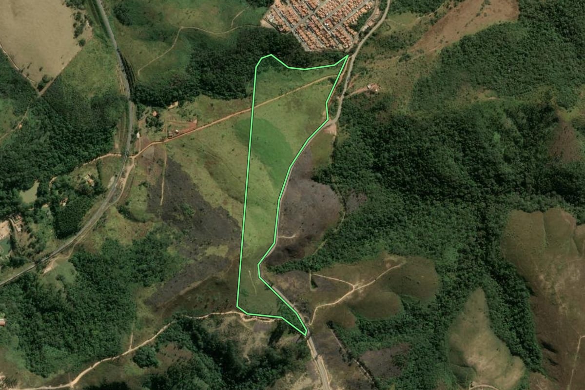 Imagem de satélite do imóvel rural em Mairinque (SP), com o contorno declarado no CAR desenhado por cima.