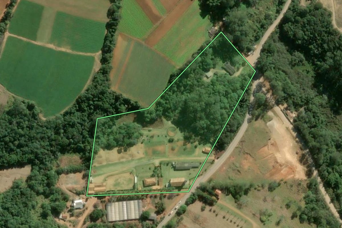 Imagem de satélite do imóvel rural em Mairinque (SP), com o contorno declarado no CAR desenhado por cima.