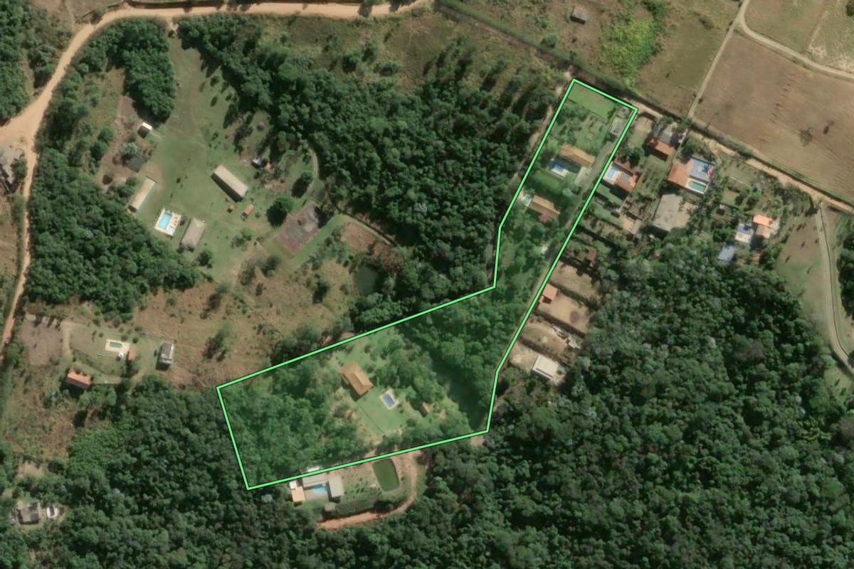 Imagem de satélite do imóvel rural em Mairinque (SP), com o contorno declarado no CAR desenhado por cima.