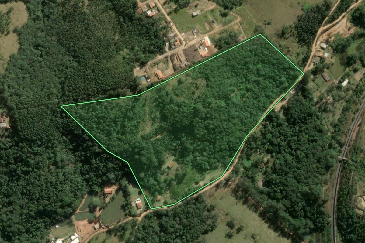 Imagem de satélite do imóvel rural em Mairinque (SP), com o contorno declarado no CAR desenhado por cima.