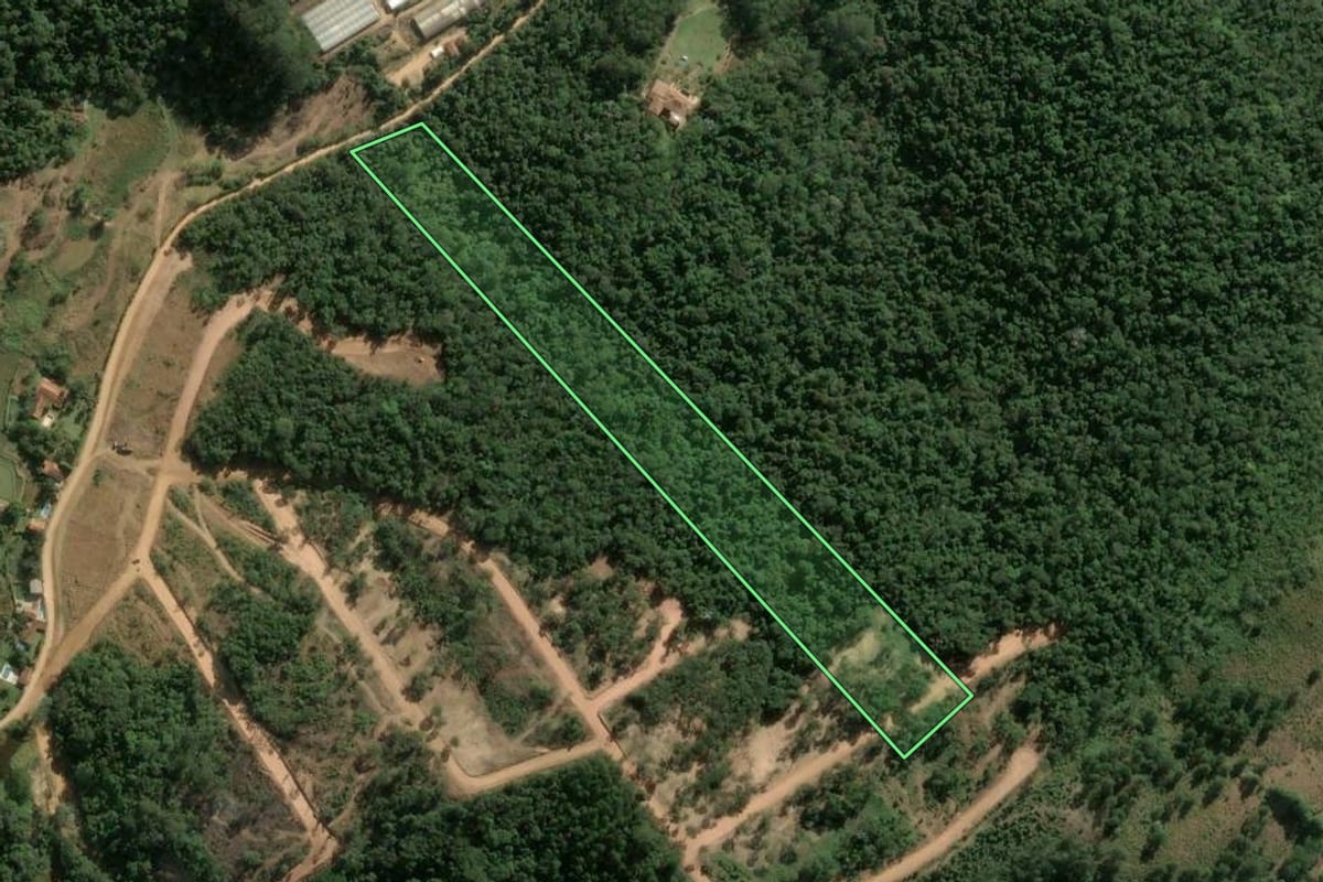 Imagem de satélite do imóvel rural em Mairinque (SP), com o contorno declarado no CAR desenhado por cima.