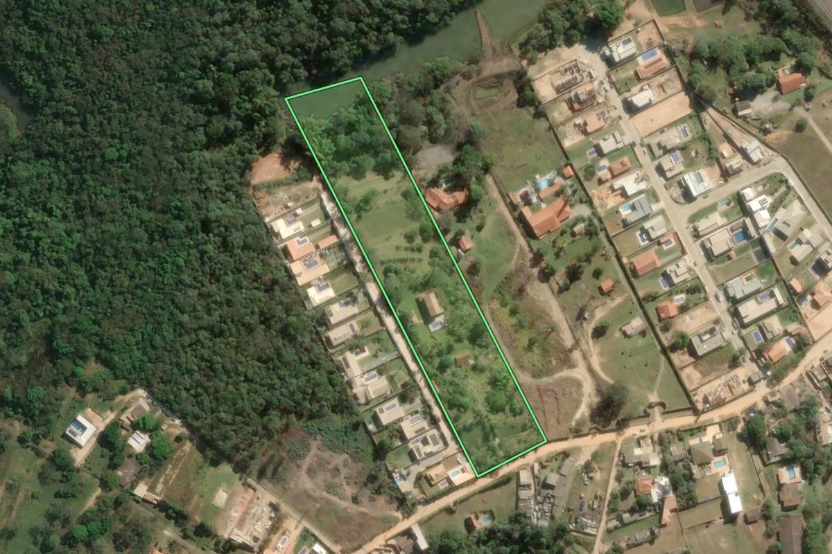 Imagem de satélite do imóvel rural em Mairinque (SP), com o contorno declarado no CAR desenhado por cima.