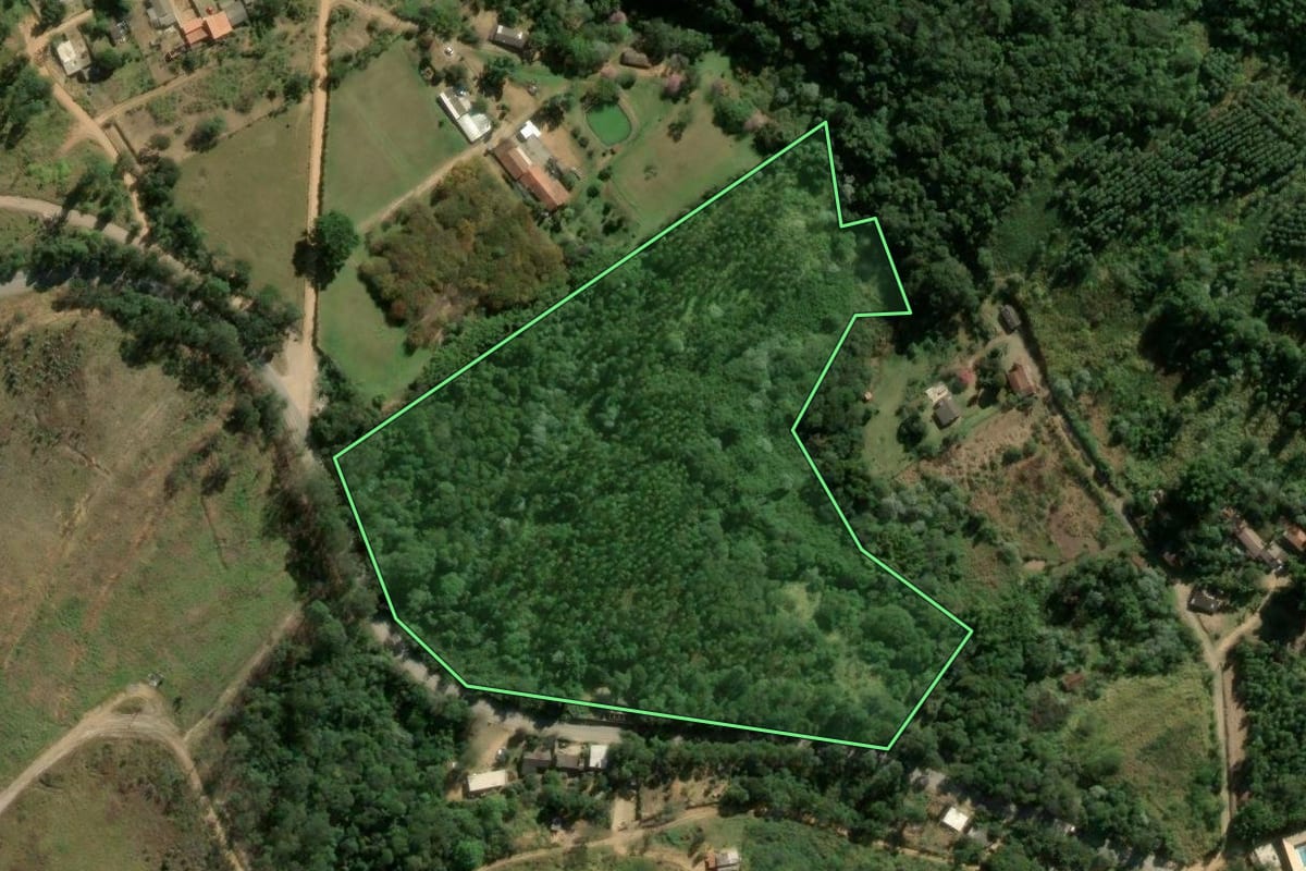 Imagem de satélite do imóvel rural em Mairinque (SP), com o contorno declarado no CAR desenhado por cima.