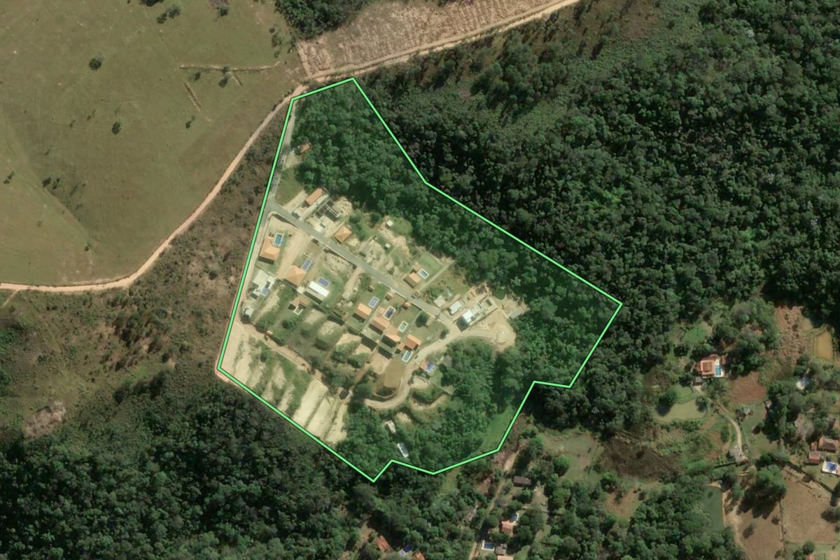 Imagem de satélite do imóvel rural em Mairinque (SP), com o contorno declarado no CAR desenhado por cima.
