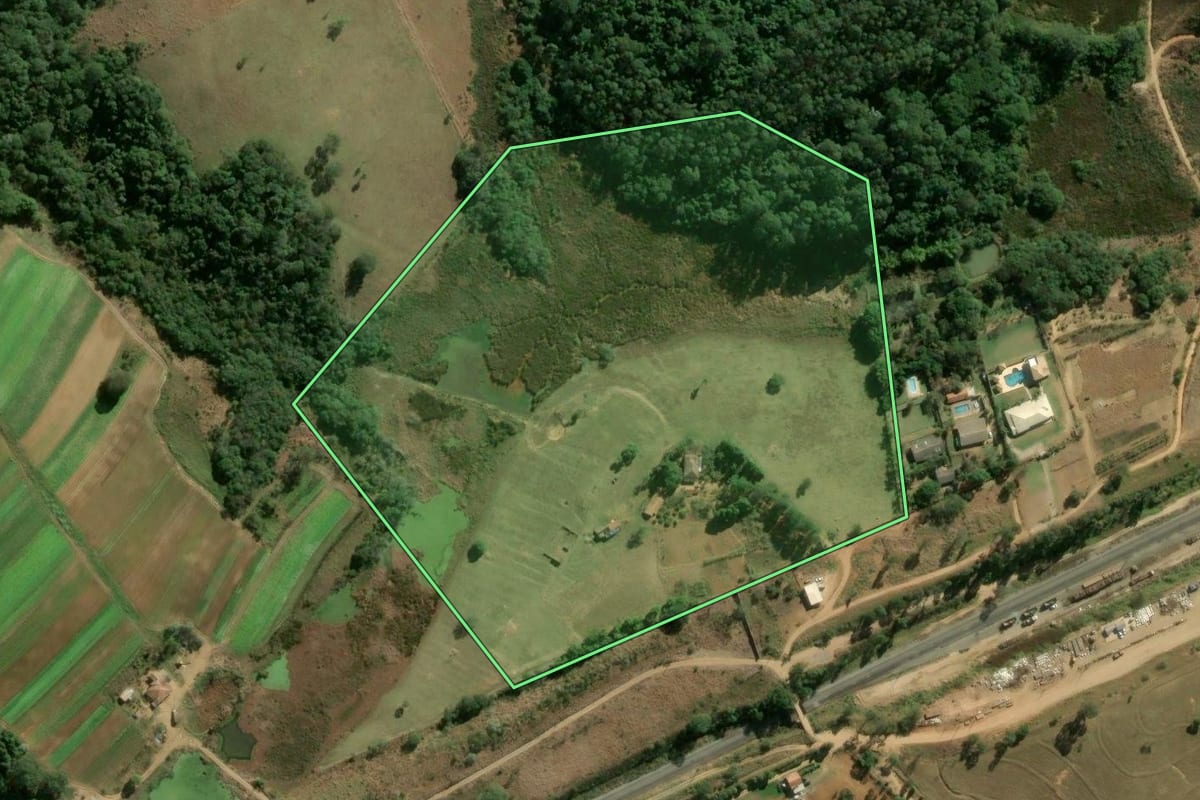 Imagem de satélite do imóvel rural em Mairinque (SP), com o contorno declarado no CAR desenhado por cima.