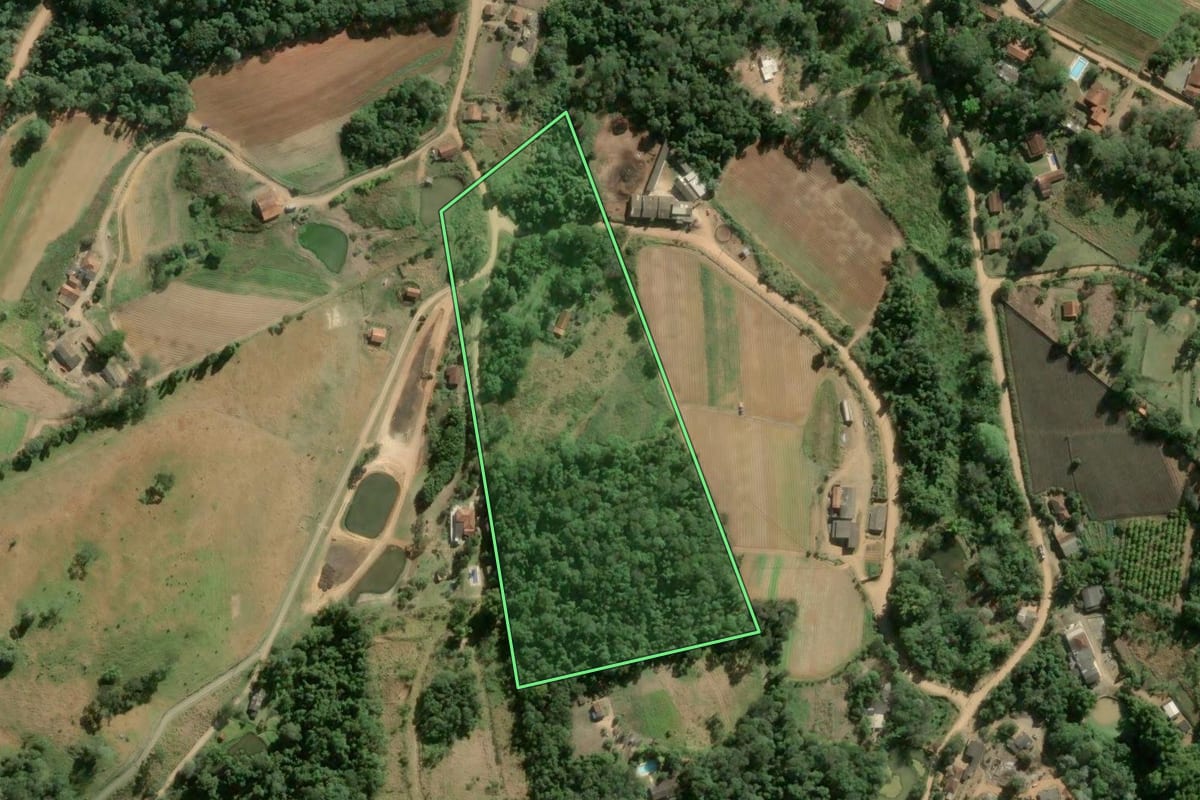 Imagem de satélite do imóvel rural em Mairinque (SP), com o contorno declarado no CAR desenhado por cima.