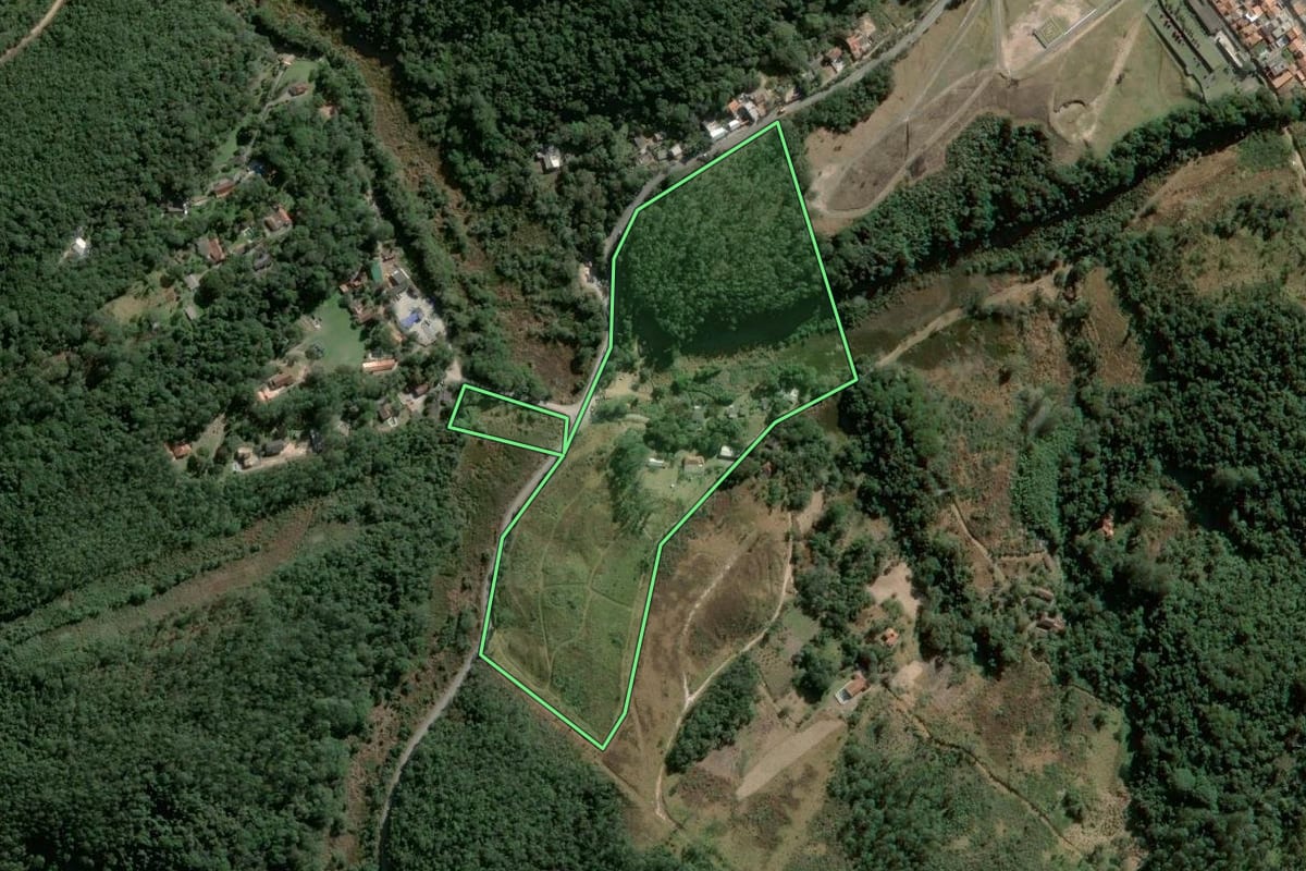 Imagem de satélite do imóvel rural em Mairiporã (SP), com o contorno declarado no CAR desenhado por cima.