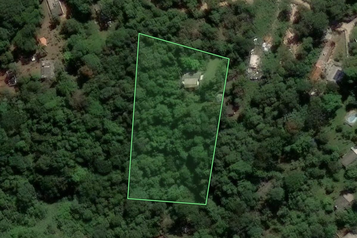 Imagem de satélite do imóvel rural em Mairiporã (SP), com o contorno declarado no CAR desenhado por cima.