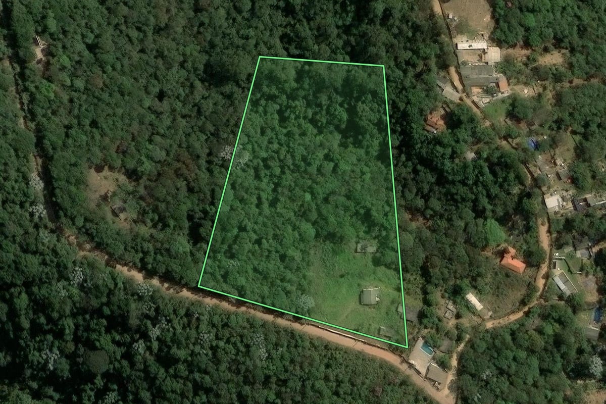 Imagem de satélite do imóvel rural em Mairiporã (SP), com o contorno declarado no CAR desenhado por cima.
