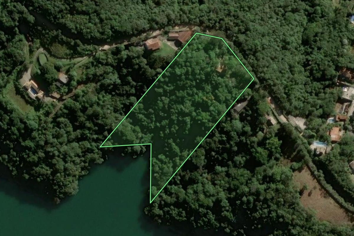 Imagem de satélite do imóvel rural em Mairiporã (SP), com o contorno declarado no CAR desenhado por cima.