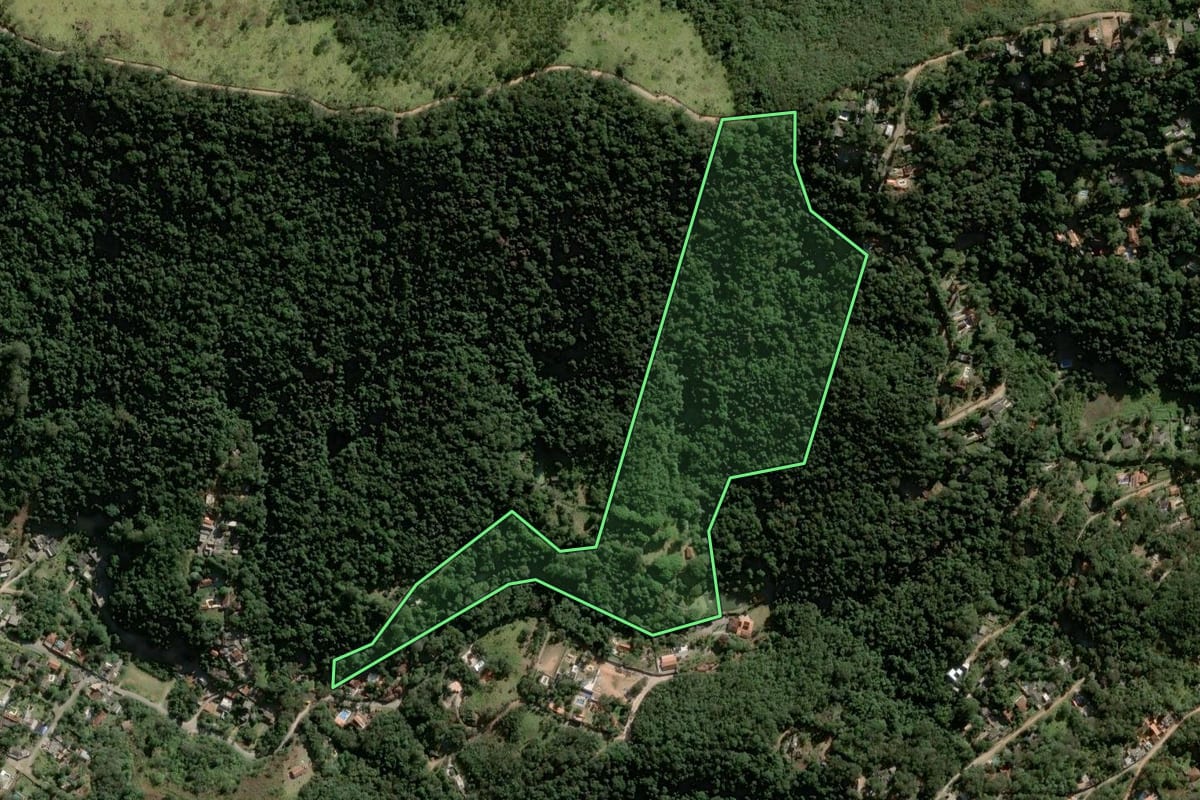 Imagem de satélite do imóvel rural em Mairiporã (SP), com o contorno declarado no CAR desenhado por cima.