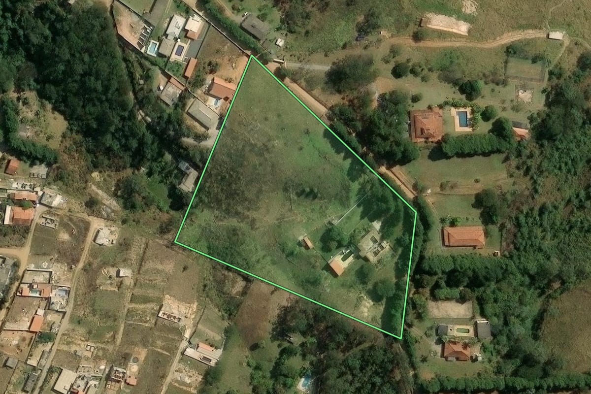 Imagem de satélite do imóvel rural em Mairiporã (SP), com o contorno declarado no CAR desenhado por cima.