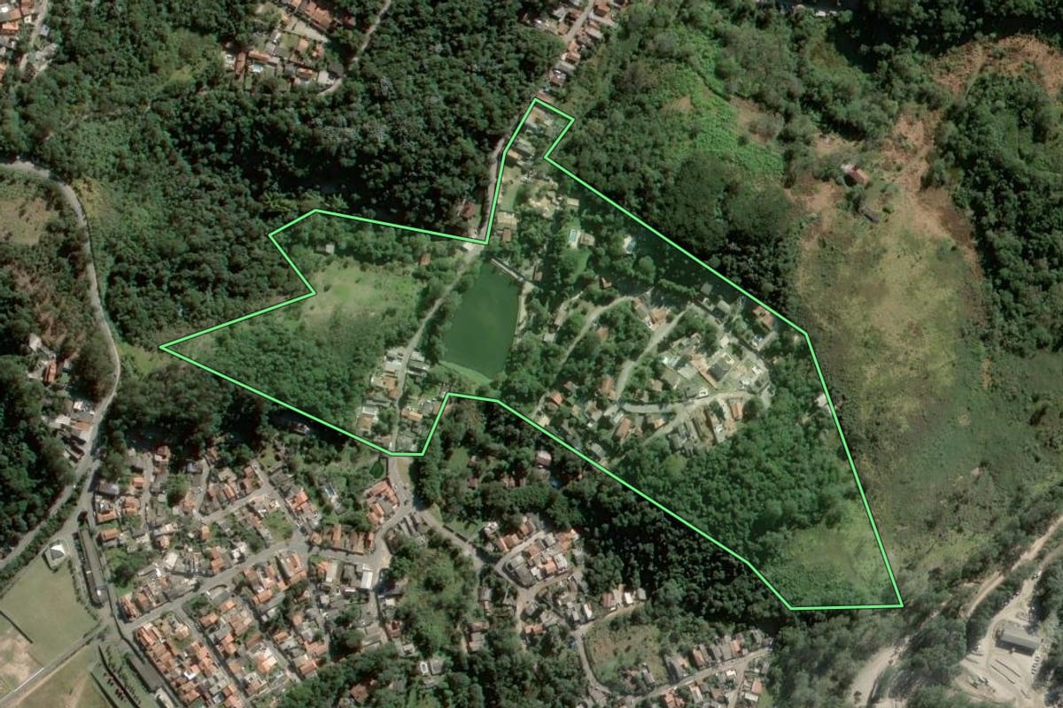 Imagem de satélite do imóvel rural em Mairiporã (SP), com o contorno declarado no CAR desenhado por cima.