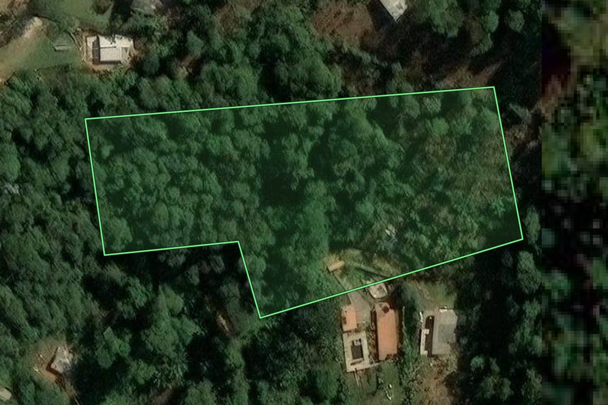 Imagem de satélite do imóvel rural em Mairiporã (SP), com o contorno declarado no CAR desenhado por cima.