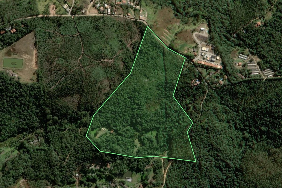 Imagem de satélite do imóvel rural em Mairiporã (SP), com o contorno declarado no CAR desenhado por cima.