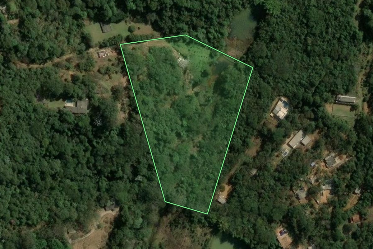 Imagem de satélite do imóvel rural em Mairiporã (SP), com o contorno declarado no CAR desenhado por cima.
