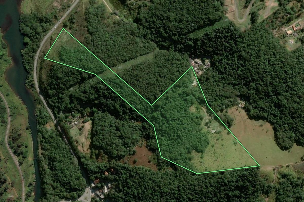Imagem de satélite do imóvel rural em Mairiporã (SP), com o contorno declarado no CAR desenhado por cima.