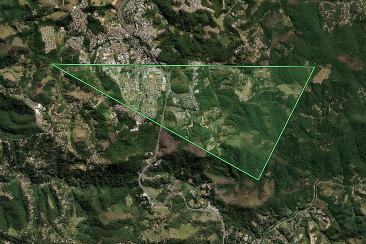 Imagem de satélite do imóvel rural em Mairiporã (SP), com o contorno declarado no CAR desenhado por cima.