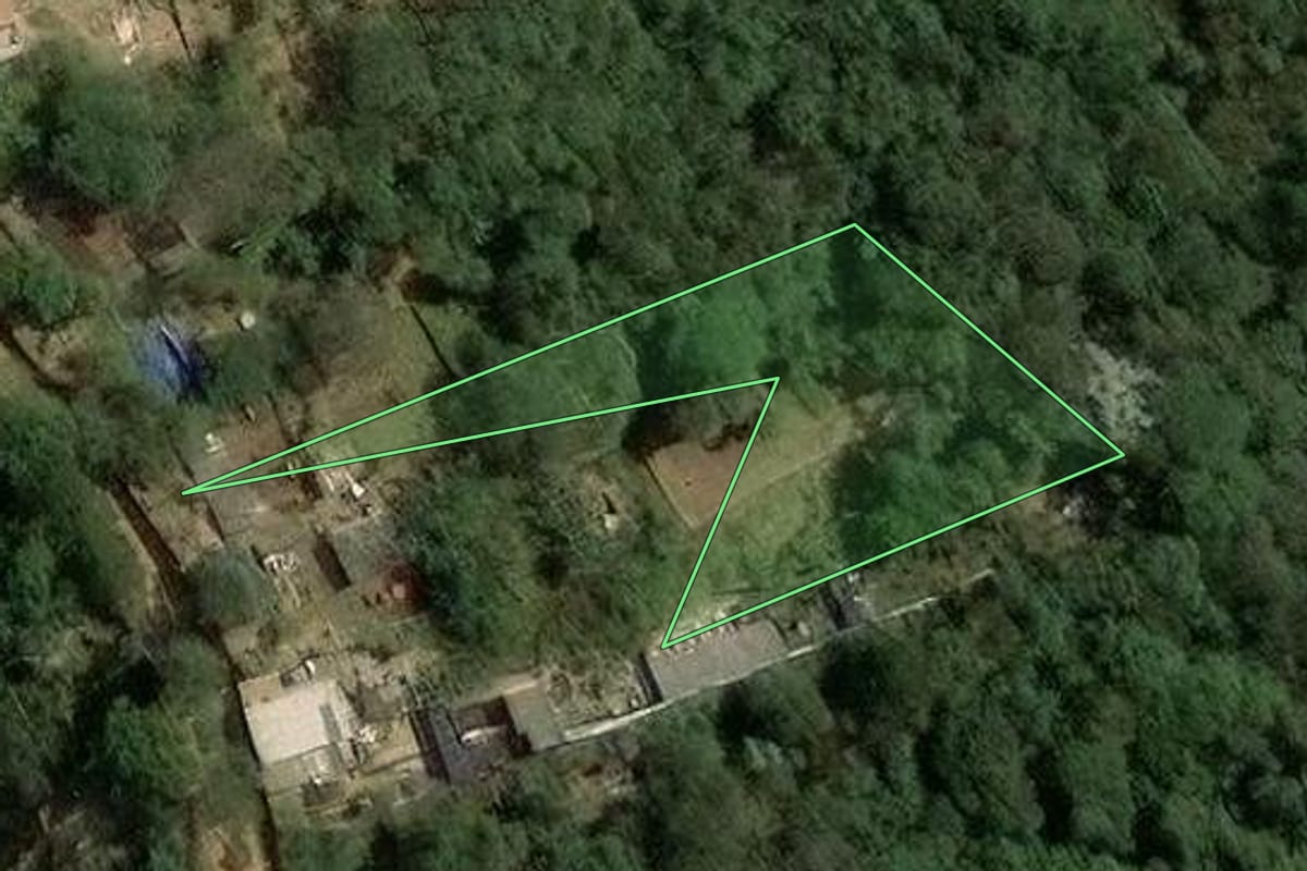 Imagem de satélite do imóvel rural em Mairiporã (SP), com o contorno declarado no CAR desenhado por cima.