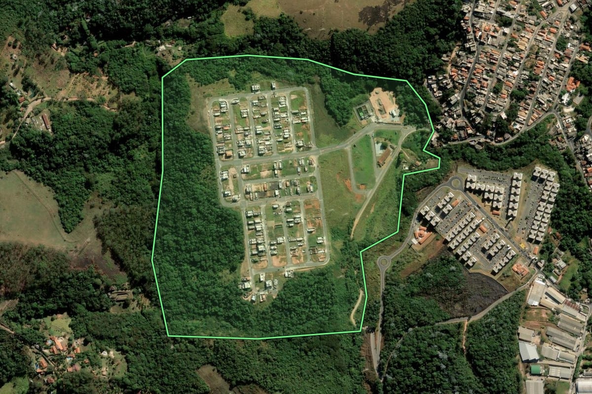 Imagem de satélite do imóvel rural em Mairiporã (SP), com o contorno declarado no CAR desenhado por cima.