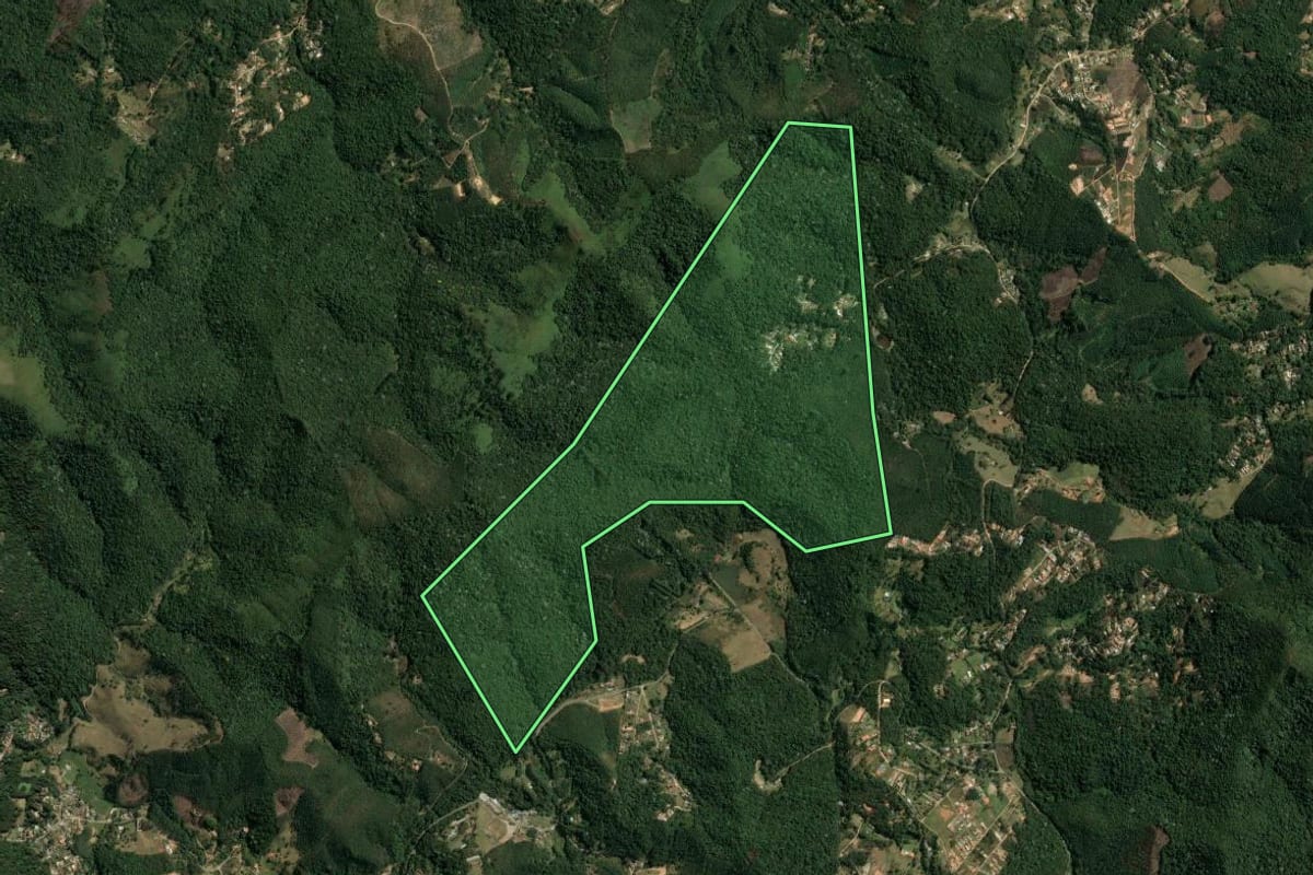 Imagem de satélite do imóvel rural em Mairiporã (SP), com o contorno declarado no CAR desenhado por cima.