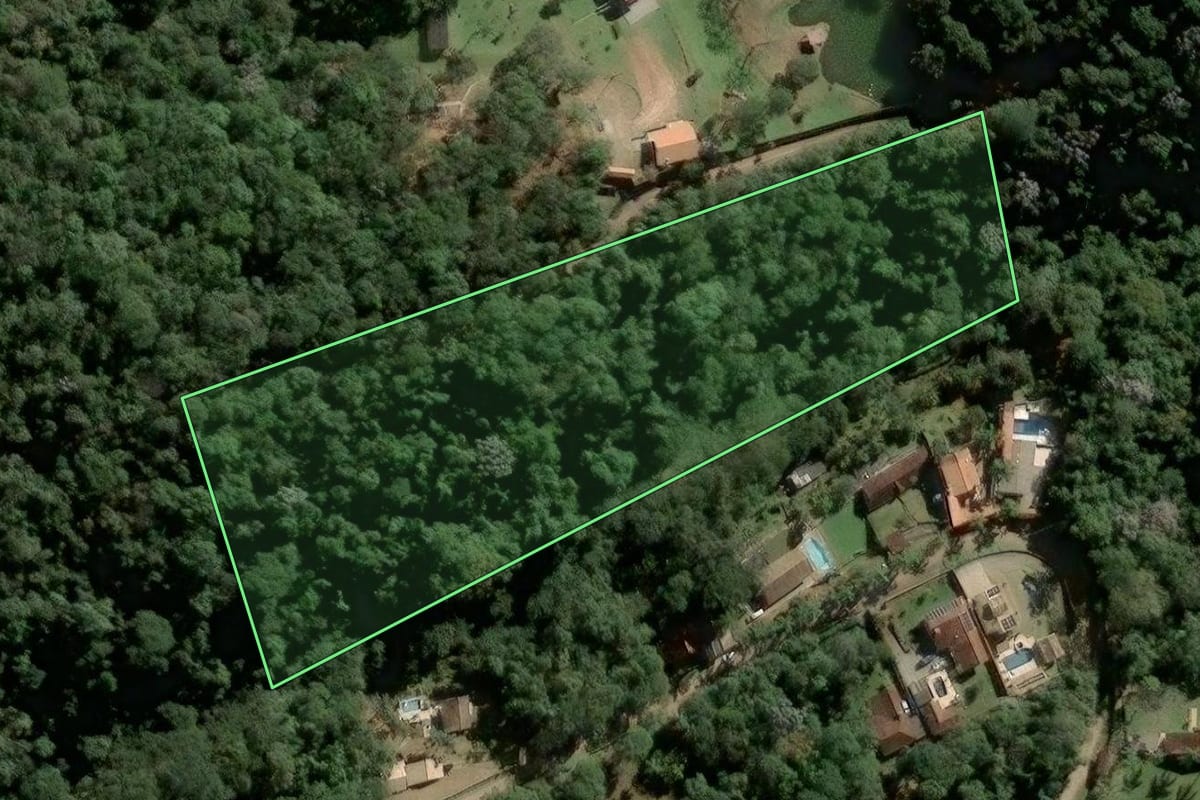 Imagem de satélite do imóvel rural em Mairiporã (SP), com o contorno declarado no CAR desenhado por cima.