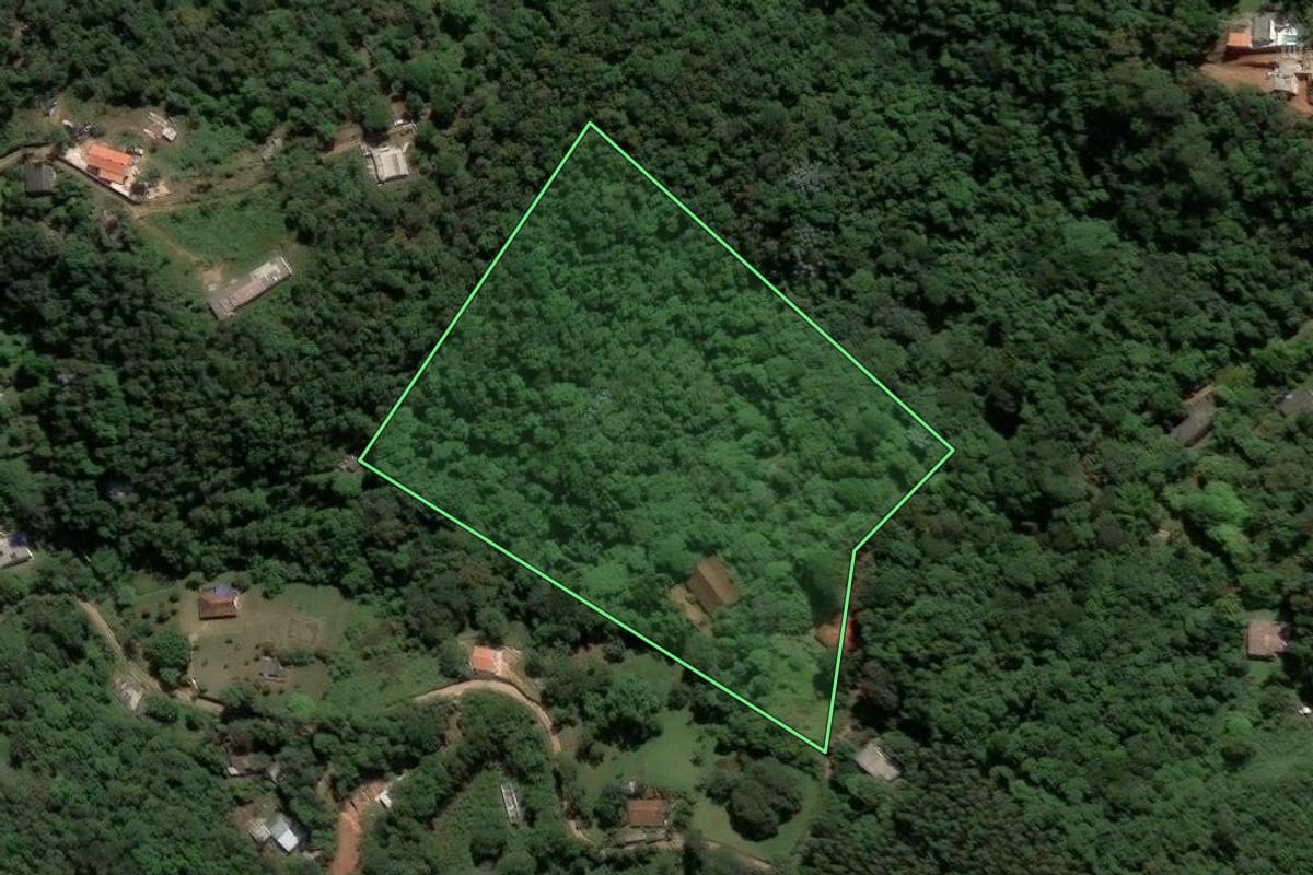 Imagem de satélite do imóvel rural em Mairiporã (SP), com o contorno declarado no CAR desenhado por cima.