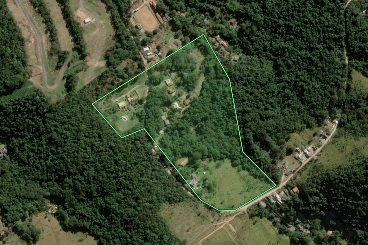 Imagem de satélite do imóvel rural em Mairiporã (SP), com o contorno declarado no CAR desenhado por cima.