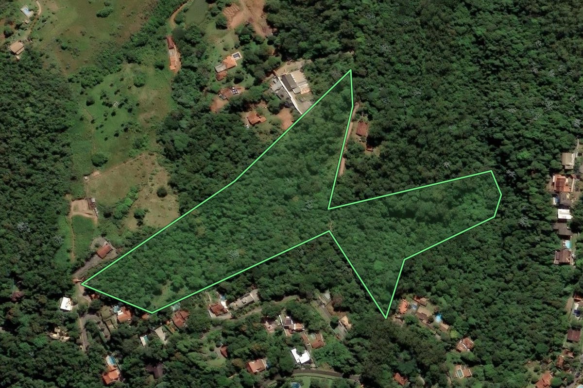 Imagem de satélite do imóvel rural em Mairiporã (SP), com o contorno declarado no CAR desenhado por cima.