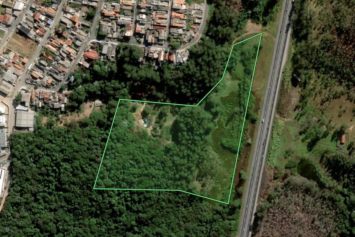 Imagem de satélite do imóvel rural em Mairiporã (SP), com o contorno declarado no CAR desenhado por cima.