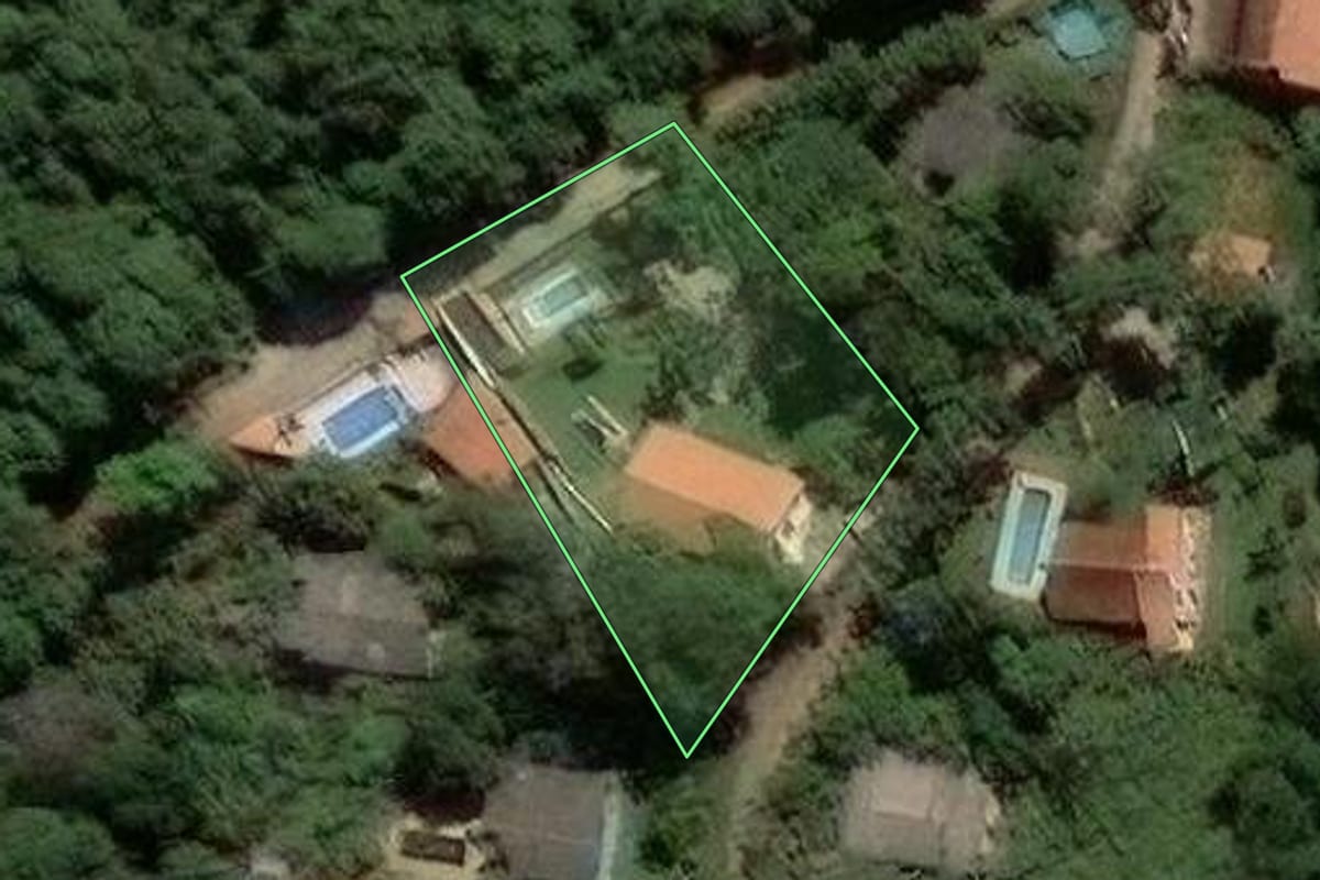 Imagem de satélite do imóvel rural em Mairiporã (SP), com o contorno declarado no CAR desenhado por cima.