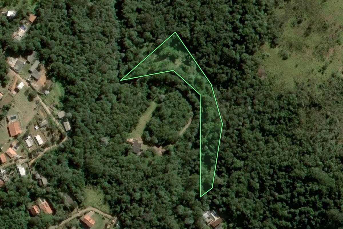 Imagem de satélite do imóvel rural em Mairiporã (SP), com o contorno declarado no CAR desenhado por cima.