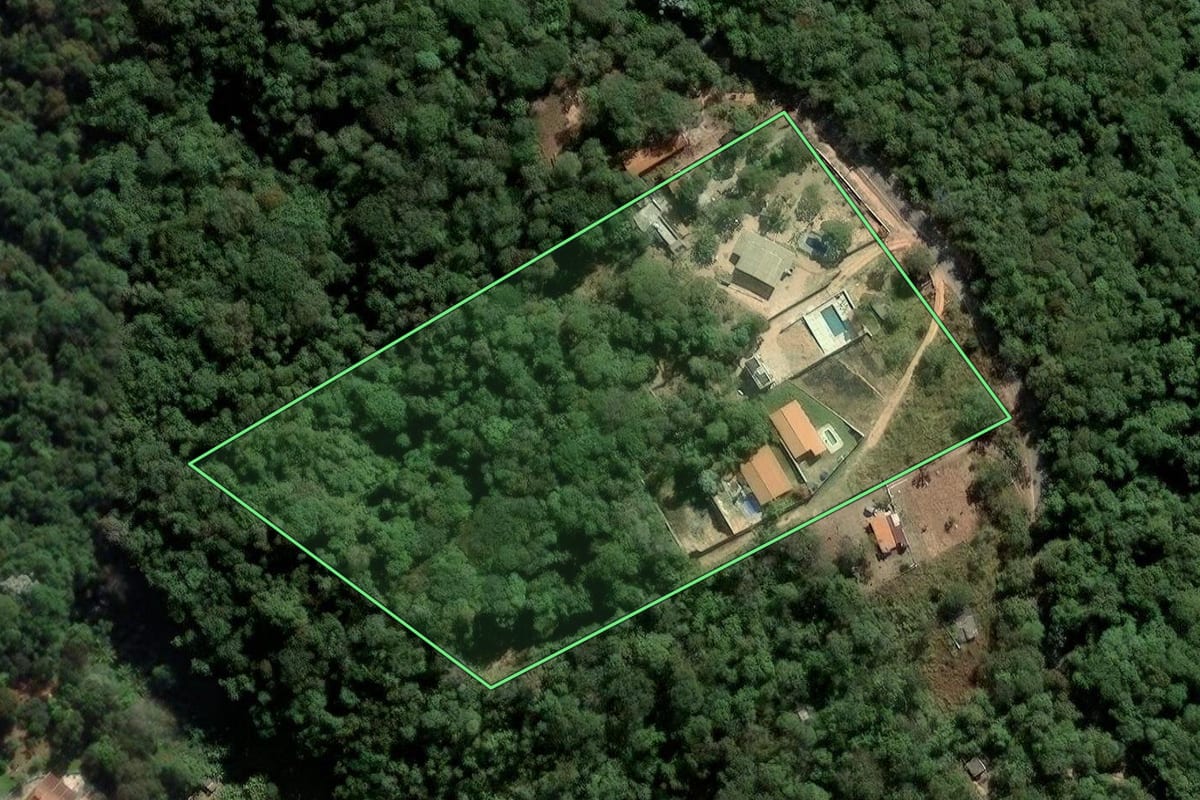 Imagem de satélite do imóvel rural em Mairiporã (SP), com o contorno declarado no CAR desenhado por cima.