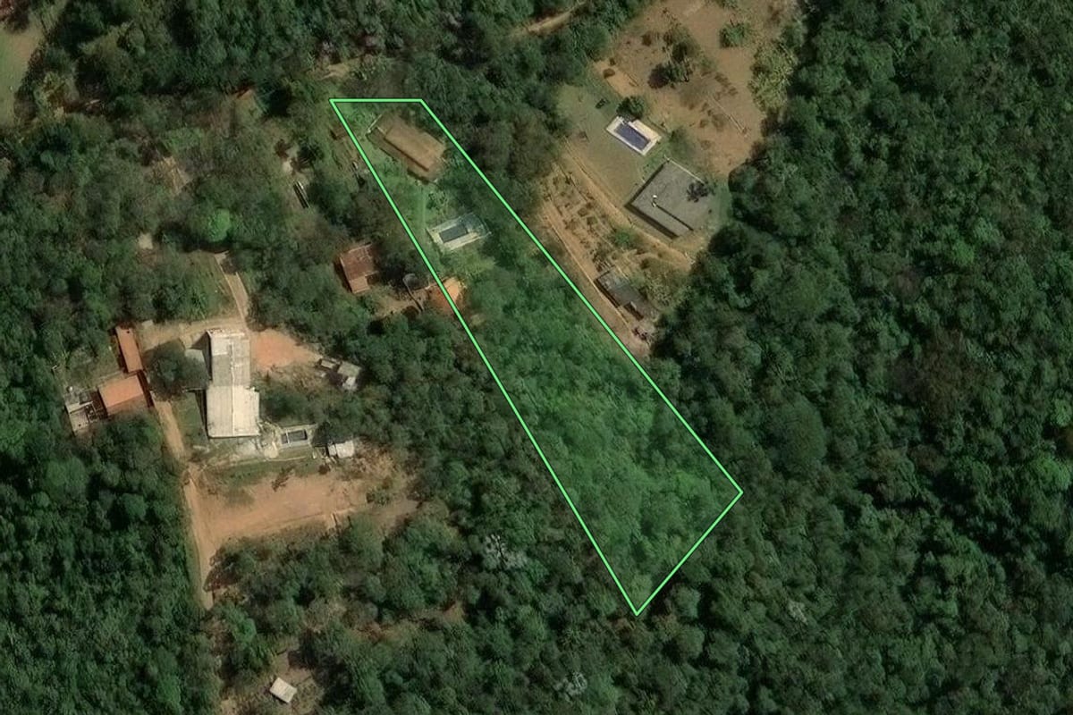 Imagem de satélite do imóvel rural em Mairiporã (SP), com o contorno declarado no CAR desenhado por cima.