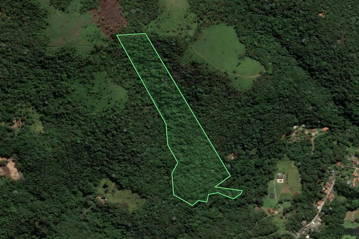 Imagem de satélite do imóvel rural em Mairiporã (SP), com o contorno declarado no CAR desenhado por cima.
