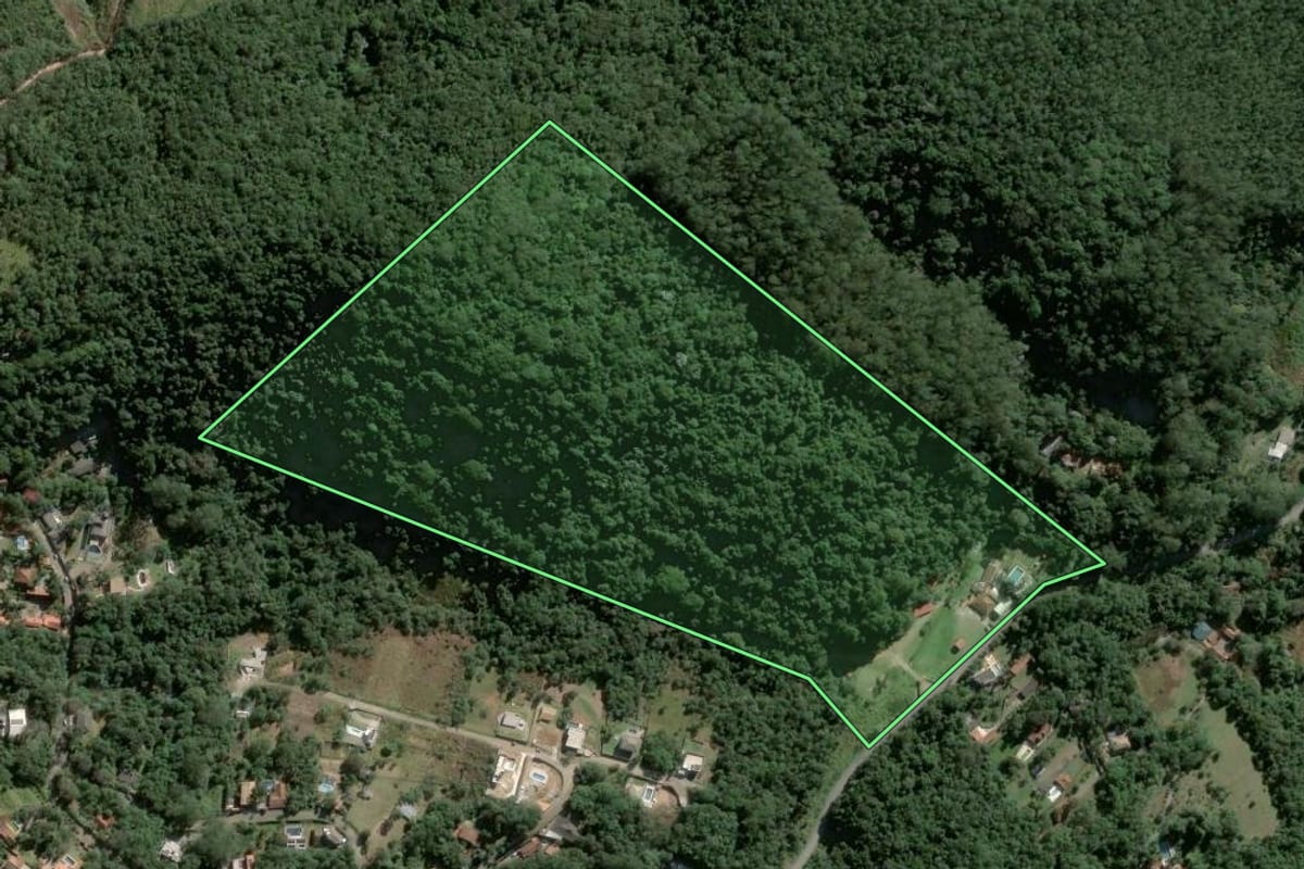 Imagem de satélite do imóvel rural em Mairiporã (SP), com o contorno declarado no CAR desenhado por cima.