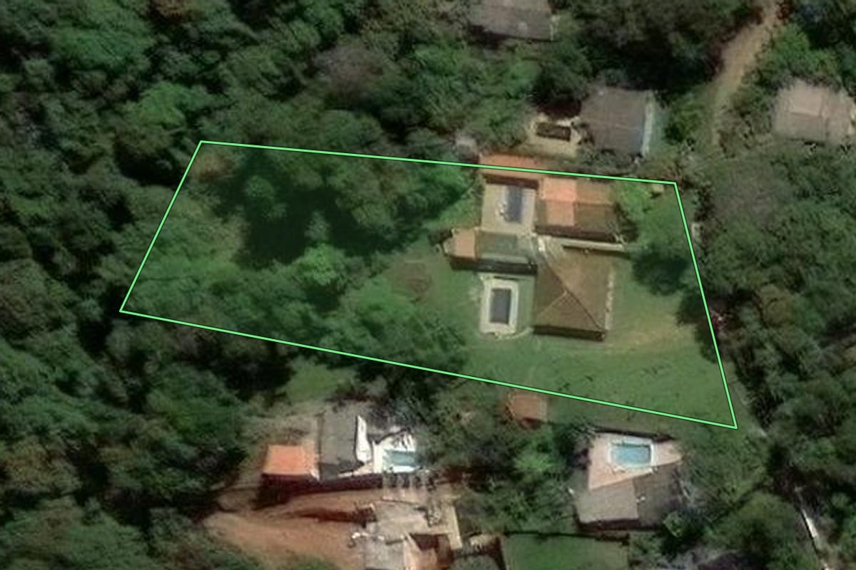Imagem de satélite do imóvel rural em Mairiporã (SP), com o contorno declarado no CAR desenhado por cima.