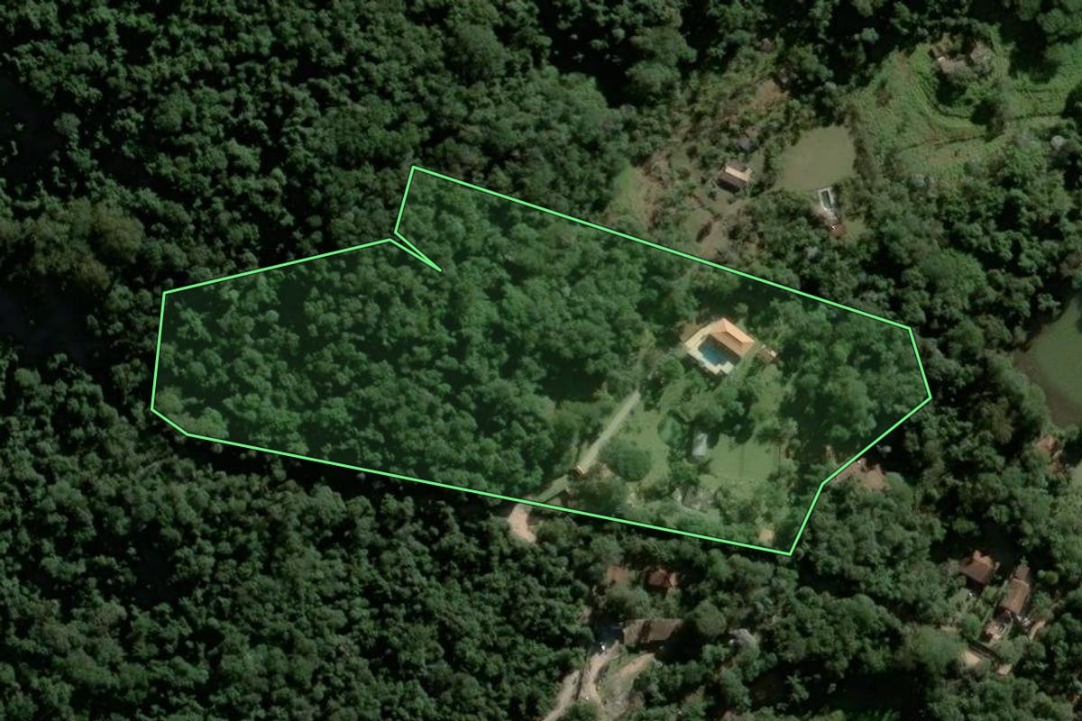 Imagem de satélite do imóvel rural em Mairiporã (SP), com o contorno declarado no CAR desenhado por cima.
