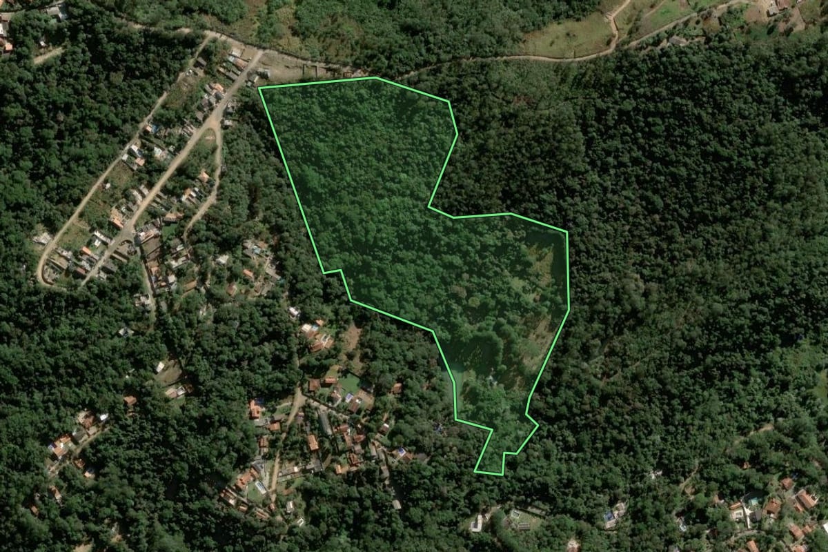 Imagem de satélite do imóvel rural em Mairiporã (SP), com o contorno declarado no CAR desenhado por cima.