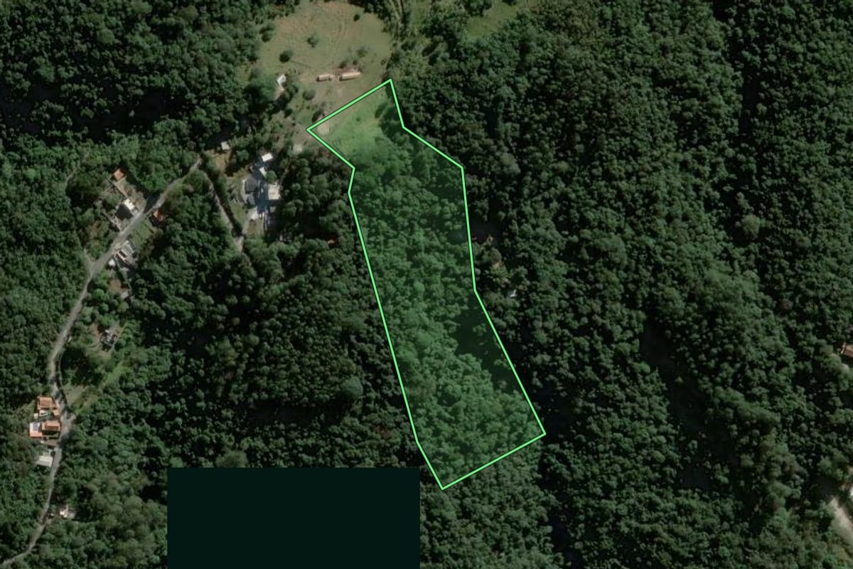 Imagem de satélite do imóvel rural em Mairiporã (SP), com o contorno declarado no CAR desenhado por cima.