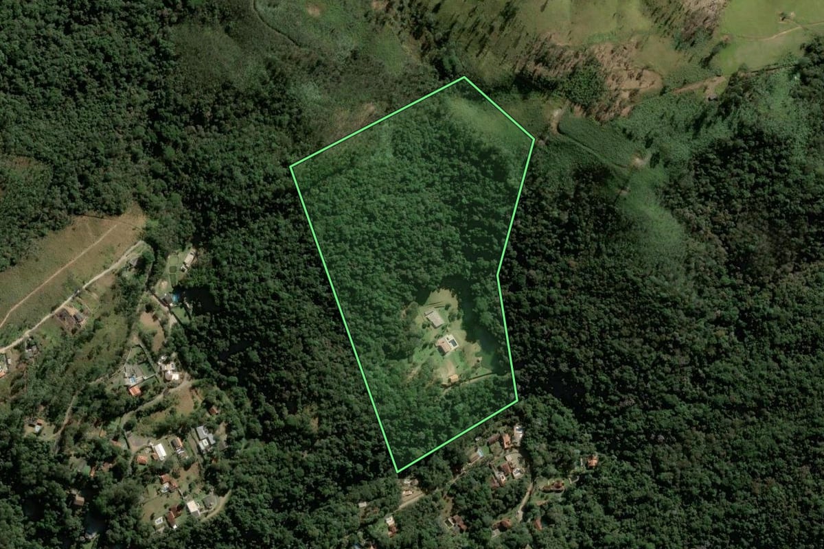 Imagem de satélite do imóvel rural em Mairiporã (SP), com o contorno declarado no CAR desenhado por cima.