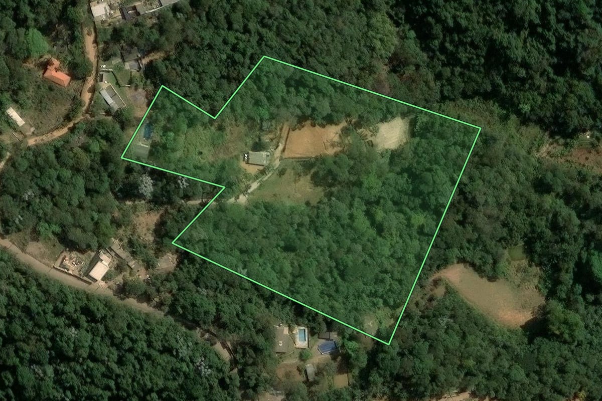 Imagem de satélite do imóvel rural em Mairiporã (SP), com o contorno declarado no CAR desenhado por cima.