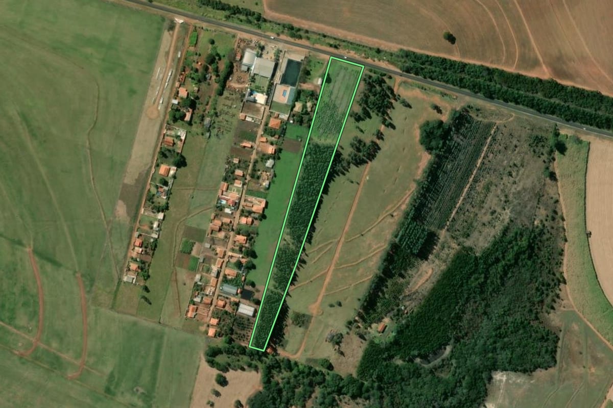 Imagem de satélite do imóvel rural em Manduri (SP), com o contorno declarado no CAR desenhado por cima.